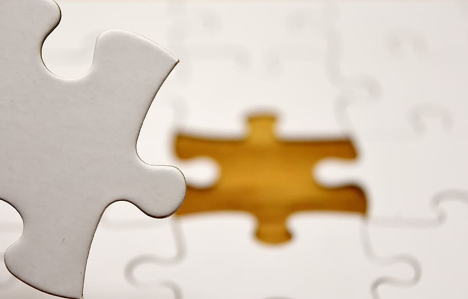 trencaclosques, unir-se, inserir, Compartir, en forma, recol·lectar-se junts, jugar, trossos del trencaclosques, paciència, targetes de memòria cobertes, passatemps, avorriment, quasi fet, tir de l'estudi, a l'interior, cap gent, primer pla, connexió, dos objectes, negocis, primer pla extrem, peça de trencaclosques, fons blanc, centrar-se en primer pla, treball en equip, relaxació, sol objecte, cooperació, patró, senzillesa, inserció, 4K