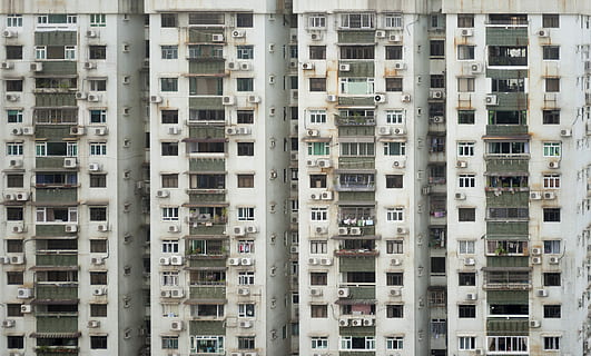 edificios blancos y grises, edificio de gran altura gris, exterior del edificio, estructura construida, arquitectura, apartamento, fotograma completo, Distrito residencial, edificio, ciudad, antecedentes, balcón, ventana, día, nadie, modelo, repetición, al aire libre, en una fila, aire acondicionado, abundancia, desarrollo de vivienda, 4K, CC0, dominio público, libre de derechos