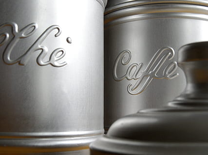 cafea, borcane, boabe de cafea, cafenea, cafeină, borcan, metalic, metal, studio shot, text, în interior, mancare si bautura, nici o persoana, Afaceri, alimente, selectiv, western script, băutură, comunicare, gri, finanţa, a închide, ceașcă, argintiu colorat, spațiu copie, lucios, 4K, CC0, domeniu public, fără drepturi de autor