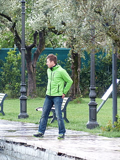 uomo, umano, vento, ventoso, inoltrare, capelli tempestosi, giacca, verde, aspettare, teso, pianta, una persona, lunghezza intera, albero, abbigliamento casual, persone reali, giorno, attività di svago, natura, stili di vita, crescita, vista frontale, ragazzi, uomini, in piedi, giovane adulto, maschi, infanzia, all'aperto, adolescente, ragazzi adolescenti, 4K, CC0, dominio pubblico, privo di copyright