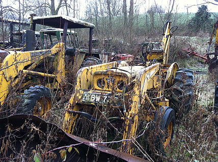 tractor, òxid, cementiri, granja, junk yard, decadència rural, rovellat, abandonat, espatllat, obsoleta, transport, manera de transport, terra, deteriorament, declivi, aixafar, camp, vehicle terrestre, mal estat, dia, vell, naturalesa, cap gent, metall, planta, arruïnat, a l'aire lliure, desguàs, roda, pneumàtic, 2K, CC0, domini públic, lliure de regalies