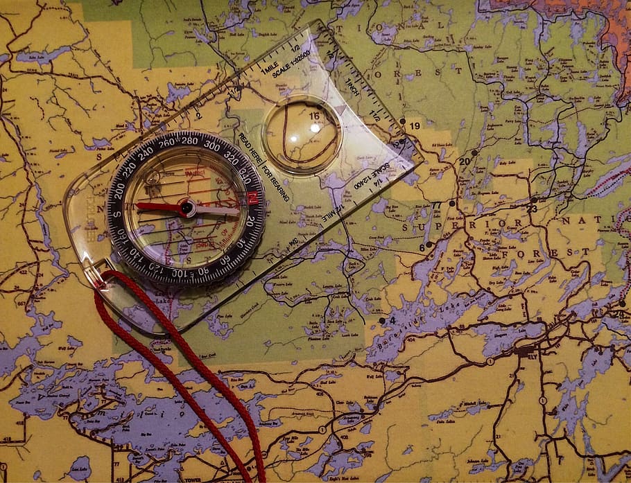 mapa, brúixola, navegació, cartografia, direcció, topografia, viatjar, geografia física, descobriment, vell, antiguitat, exploració, mapa del Món, passat de moda, viatge, orientació, macro, latitud, cap gent, longitud, llocs de viatges, marc complet, ciutat, rellotge, primer pla, a l'interior, temps, arquitectura, transport, patró, vista d’angle alt, precisió, forma, Minuta, 2K