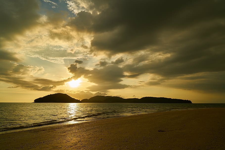 posta de sol, horitzó, ada, cel, oceà, naturalesa, festa, vacances, costaner, núvol, pau, platja, a la tarda, aigua, fons, marí, paisatge, asiàtic, vistes al mar, solar, sortida del sol, línia de l’horitzó, invertir la llum, llum, reflexió, mar, estiu, línia de costa, sol, a l'aire lliure, escenics, illa, vespre, llum solar, núvol - cel, escenics - natura, bellesa a la natura, tranquil·litat, escena tranquil·la, terra, cel dramàtic, cap gent, horitzó sobre l’aigua, 8K