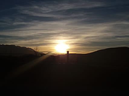 sol, llum, posta de sol, paisatge, Sol ponent, siluetes, cel, núvol - cel, escenics - natura, silueta, bellesa a la natura, escena tranquil·la, tranquil·litat, naturalesa, medi ambient, llum solar, muntanya, cap gent, terra, escena no urbana, color taronja, a l'aire lliure, raig de sol, brillant, 4K, CC0, domini públic, lliure de regalies
