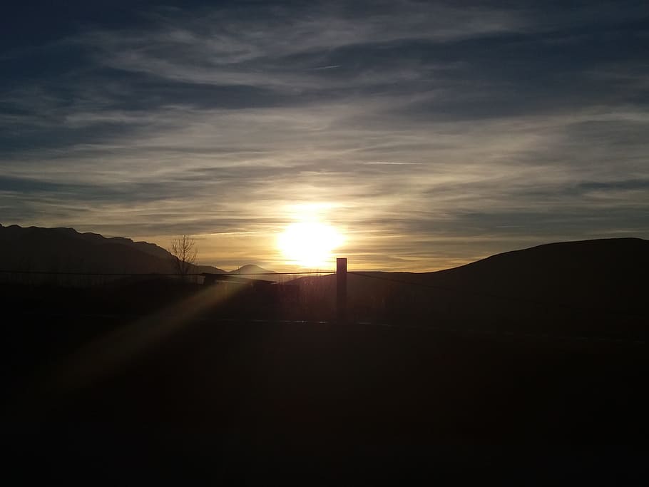 sol, llum, posta de sol, paisatge, Sol ponent, siluetes, cel, núvol - cel, escenics - natura, silueta, bellesa a la natura, escena tranquil·la, tranquil·litat, naturalesa, medi ambient, llum solar, muntanya, cap gent, terra, escena no urbana, color taronja, a l'aire lliure, raig de sol, brillant, 4K