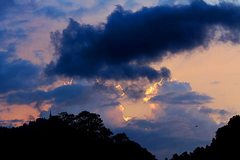 wolkig, dunkel, Sonnenuntergänge, Abend, Dämmerung, Silhouetten, Bäume, Pflanzen, Flora, Geäst, Blätter, tief, Blau, Wolken, Orange, Beleuchtung, Himmel, dramatisch, szenisch, Landschaft, Landschaften, Dunkelheit, launisch, Atmosphäre, wolke - himmel, Schönheit in der Natur, Sonnenuntergang, Szenen - Natur, Baum, Ruhe, Natur, ruhige Szene, Silhouette, keine Leute, Dramatischer Himmel, Pflanze, Wolkengebilde, Umgebung, draußen, idyllisch, Platz, 4K, CC0, gemeinfrei, lizenzfrei