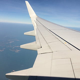 vlak, vleugel, wolk, vliegtuig, reizen, op een zakenreis, blauwe lucht, luchtvoertuig, vliegtuigvleugel, wijze van transport, hemel, vervoer, geen mensen, vliegend, natuur, reis, dag, blauw, beweging, mid-air, wolk - lucht, buitenshuis, schoonheid in de natuur, scenics - natuur, onderweg, Luchtvaartindustrie, 1080P, CC0, publiek domein, royaltyvrij