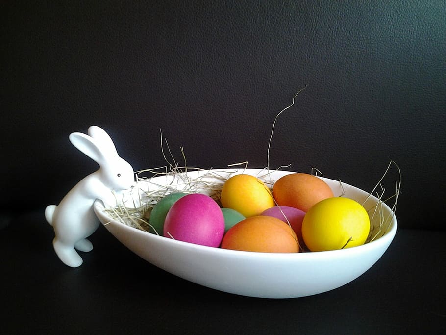 uovo di Pasqua, lepre, colore, uova di Pasqua, Pasqua, uovo, colorato, sfondo nero, multicolore, girato in studio, cibo, cibo e bevande, natura morta, in casa, nessuno, tavolo, celebrazione, rappresentazione, rappresentazione animale, vacanza, mangiare sano, vista dall'alto, coniglietto di Pasqua, freschezza, animale, 1080P