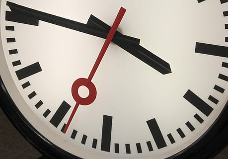 rund, hvid, sort, analogt ur, 03:45, ur, tid, pointer, sekunder, vægt, minutter, sekund, måle, nål, uret ansigt, minut hånd, rød, ingen mennesker, klok hånd, nummer, nøjagtighed, time hånd, tæt på, tidsinstrument, indendørs, brugt, sort farve, hvid farve, deadline, hængende, lav vinkel visning, murbygningsfunktion, vægur, 2K, CC0, offentligt domæne, royaltyfrie