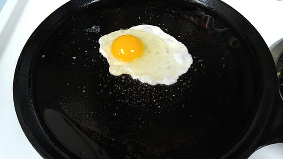 Frühstück, Spiegelei, gesund, Essen, gebraten, Ei, schwenken, braten, Bratpfanne, Sonnenseite nach oben, Pfanne - Pfanne kochen, Essen und Trinken, fertig für den Verzehr, Eigelb, Lebensmittel, gesundes Essen, Küchenutensilien, drinnen, Nahansicht, Haushaltsausstattung, Pfanne, keine Leute, Mahlzeit, Vorbereitung, 5K, CC0, gemeinfrei, lizenzfrei