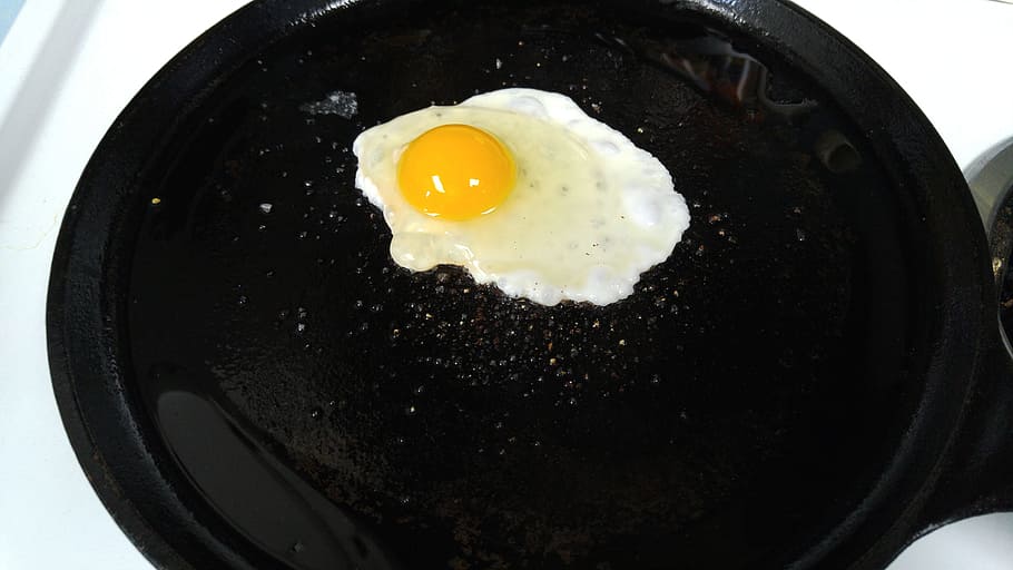 esmorzar, ou fregit, saludable, menjar, fregit, ou, pan, fregir, paella, costat assolellat cap amunt, Paella de cocció de paella, menjar i beguda, llest per menjar, rovell d'ou, alimentació saludable, estri de cuina, a l'interior, primer pla, equipament per a la llar, olla de cocció, cap gent, preparació, 5K
