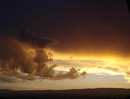 schwarz, Gelb, Weiß, Wolken, hinterleuchtet, wunderschönen, wolkig, dunkle Wolken, Dämmerung, goldene Stunde, idyllisch, Landschaft, Berg, draußen, szenisch, Silhouette, Wetter, wolke - himmel, Himmel, Schönheit in der Natur, Szenen - Natur, Sonnenuntergang, orange Farbe, Umgebung, Natur, keine Leute, Ruhe, ruhige Szene, Dramatischer Himmel, dunkel, Sonnenlicht, majestätisch, kopieren sie platz, hell, Verschmutzung, Meteorologie, 2K, CC0, gemeinfrei, lizenzfrei