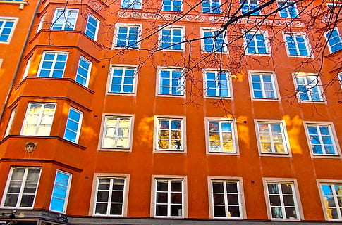 façana, finestra, estructura, södermalm, Estocolm, arquitectura, exterior de l'edifici, estructura construïda, edifici, vista d’angle baix, cap gent, marc complet, ciutat, color taronja, barri residencial, dia, costat a costat, vidre - material, fons, a l'aire lliure, en fila, vermell, llum solar, paret, apartament, 2K, CC0, domini públic, lliure de regalies