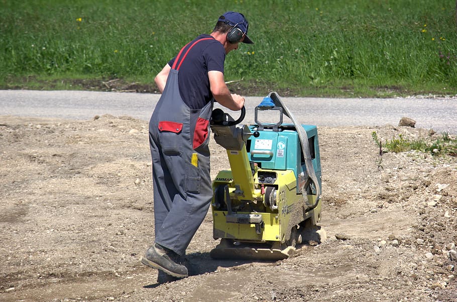 arbejde, håndværk, mand, vibrerende plade, vibrationsplade, byggemaskine, maskine, websted, vejbygning, lave, arbejder, kun en mand, en person, beskæftigelse, landbrug, kun mænd, rigtige mennesker, herrer, land køretøj, jord, Mark, maskineri, dag, natur, sollys, transportmidler, transportform, udstyr, byggebranchen, vej, udendørs, 4K
