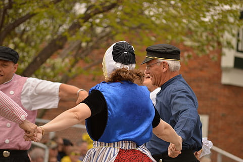 holandés, danza, divertido, bailando, Países Bajos, Holanda, al aire libre, trajes, ropa tradicional, tradicion, tomados de la mano, cultura, vestido, ropa, tradicional, baile circular, grupo de personas, unión, hombres, machos, adulto, mujer, día, actividad de ocio, cintura para arriba, centrarse en primer plano, estilos de vida, emoción, ropa casual, gente, adulto mayor, felicidad, vista trasera, padre, adulto maduro, emoción positiva, hombres maduros, 5K, CC0, dominio público, libre de derechos