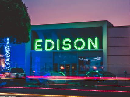 Trois, Véhicules, garé, de face, Edison Building, laps de temps photo, Edison, nuit, bâtiment, arbre, signe, illuminé, ville, architecture, extérieur du bâtiment, structure construite, texte, la communication, néon, écriture occidentale, rue, personne, mouvement, crépuscule, mouvement flou, longue exposition, voiture, véhicule à moteur, transport, en plein air, vie nocturne, 2K, CC0, domaine public, libre de droits