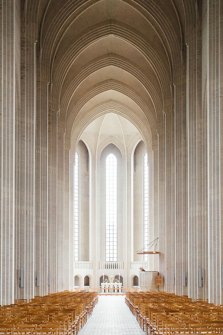 zdjęcie katedry nawy, katedra, przejście, zdjęcie, architektura, kolumna architektoniczna, wewnątrz, łuk, kolumnada, historia, kościół, znane miejsce, zbudowana struktura, żadnych ludzi, stary, wnętrze, duchowość, religia, okno, budynek, miejsce kultu, droga naprzód, dzień, wiara, kierunek, malejąca perspektywa, Natura, sufit, 4K