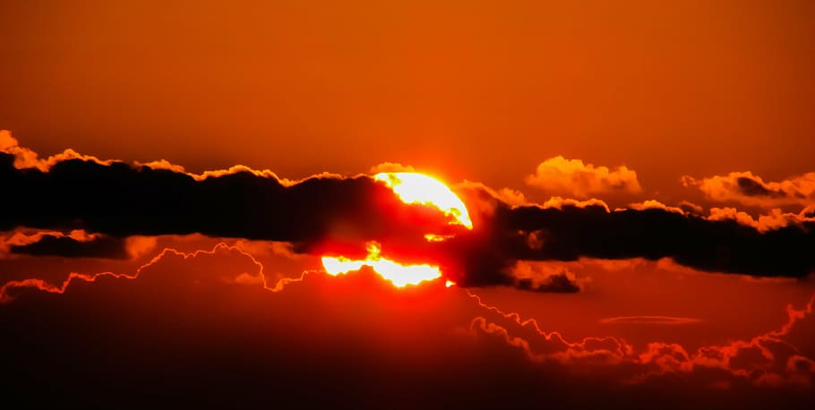 posta de sol, sol, núvols, tarda, llum solar, mística, naturalesa, calor - temperatura, vermell, cremant, a l'aire lliure, bellesa a la natura, erupció, nit, cap gent, cel, núvol - cel, cel dramàtic, atmosfera, color taronja, medi ambient, cloudscape, escenics - natura, fons, espai, poder a la natura, brillant, 4K