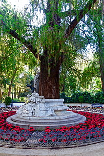arbre, flors, estàtues, escultura, vermell, decoració, jardí, ornament, dia, cap gent, estàtua, a l'aire lliure, planta, naturalesa, creixement, flor, parc, planta amb flors, parc - l'home va fer espai, art i artesania, arquitectura, bellesa a la natura, Font, representació, color verd, tranquil·litat, 5K, CC0, domini públic, lliure de regalies