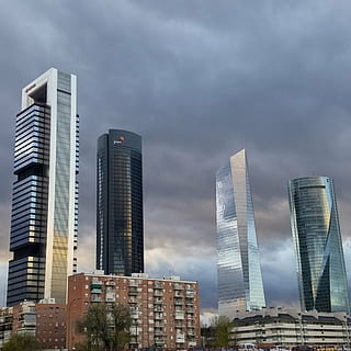 Madrid, nuvoloso, Torre, grattacielo, Spagna, Europa, viaggio, architettura, spagnolo, città, urbano, costruzione, paesaggio urbano, scena urbana, esterno dell'edificio, skyline urbano, struttura costruita, distretto del centro, moderno, edificio per uffici, cielo, edificio per uffici esterno, nuvola - cielo, ufficio, alto - alto, natura, nessuno, Inquadratura dal basso, quartiere residenziale, distretto finanziario, all'aperto, appartamento, 1080P, CC0, dominio pubblico, privo di copyright