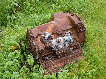 Boot, Schiff, Motor, Wrack, verrostet, alt, verlassen, Marine, Pflanze, rostig, beschädigt, Feld, Land, Gras, Natur, Tag, grüne Farbe, Metall, obsolet, High Angle View, Ablehnen, keine Leute, Verschlechterung, Wachstum, Transportmittel, Landfahrzeug, draußen, ruiniert, zerstört, 4K, CC0, gemeinfrei, lizenzfrei