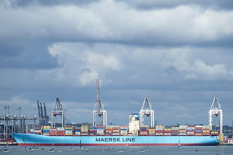 nave cargo, nave, contenitore, Elimina, porta, spedizione, industria, cargo, Frachtschiff, porta del container, gru portuale, mezzi di trasporto, nave nautica, trasporto merci, molo commerciale, nuvola - cielo, porto, molo, contenitore di carico, modo di trasporto, acqua, macchinario, gru - macchine edili, attività commerciale, architettura, cielo, all'aperto, nessuno, cantiere navale, stazione, 5K, CC0, dominio pubblico, privo di copyright