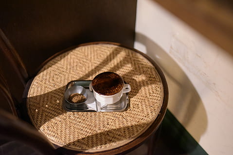 keramisk, kop, fyldt op, Brun, væske, krus, madbakke, bord, sollys, skygge, drikke, mad og drikke, kaffe - drikke, kaffe, indendørs, kaffekop, forfriskning, stilleben, høj vinkel visning, mad, ingen mennesker, ske, tæt på, friskhed, køkkenredskaber, bakke, porcelæn, 5K, CC0, offentligt domæne, royaltyfrie