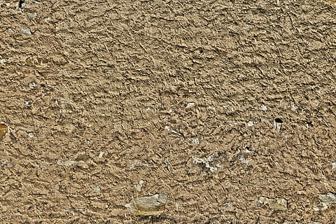 Wand, alte Scheune, Gips, Hintergrund, Struktur, Textur, schmutzig, verwittert, Risse, Flecken, fleckig, Patina, grunge, alt, geknackt, spröde, zerkratzt, Altern, Vollbild, Hintergründe, keine Leute, texturiert, Land, Sand, Tag, High Angle View, Natur, braun, Muster, Nahansicht, draußen, Strand, Schmutz, Rau, Feld, Sonnenlicht, direkt darüber, natürliches Muster, trockenes Klima, 5K, CC0, gemeinfrei, lizenzfrei