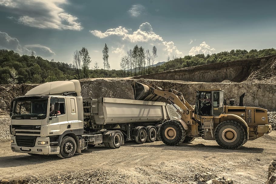 blanc, gris, camió, groc, pesat, equipament, conduir, controlador, motor, carregador, màquina, maquinària, pedrera, sorra, camió semi-remolc, enviament, sòl, tractor, tràiler, sistema de transport, arbres, vehicle, roda, indústria, vehicle comercial terrestre, transport, transport de mercaderies, lliurament, transport per carretera, camió bolcat, carretera, manera de transport, vehicle terrestre, cel, dia, naturalesa, núvol - cel, arbre, a l'aire lliure, automòbil, industria de la construcció, semi-camió, cap gent, negocis, 5K