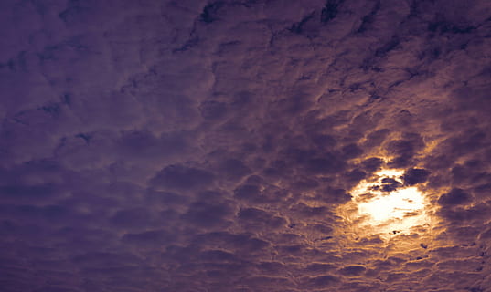 nimbus skyformasjon, skyer, kveld, sol underjordiske, rød, lilla, schäfchenwolke, himmel, sol, solstråle, humør, bakgrunn, etterglød, mørk, skumring, solnedgang, sky - himmel, skjønnhet i naturen, naturskjønnhet - natur, natur, clouds, idylliske, sollys, dramatisk himmel, ro, ingen folk, ærefrykt, rolig scene, oransje farge, utendørs, meteorologi, abstrakte bakgrunner, romantisk himmel, 2K, CC0, offentlig domene, opphavsrett gratis