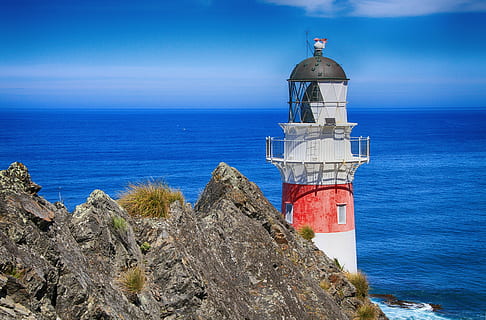 hvid, rød, fyrtårn, grå, rock formation, hav, dagtimerne, navigation, ledestjerne, tårn, kyst, maritim, bjælke, sikkerhed, nautiske, milepæl, arkitektur, projektør, vejledning, kysten, kystnære, marinemaleri, cape palliser fyrtårn, New Zealand, vand, bygget struktur, bygning udvendig, himmel, horisont over vand, natur, blå, bygning, horisont, scenics - natur, beskyttelse, dag, ingen mennesker, udendørs, 4K, CC0, offentligt domæne, royaltyfrie