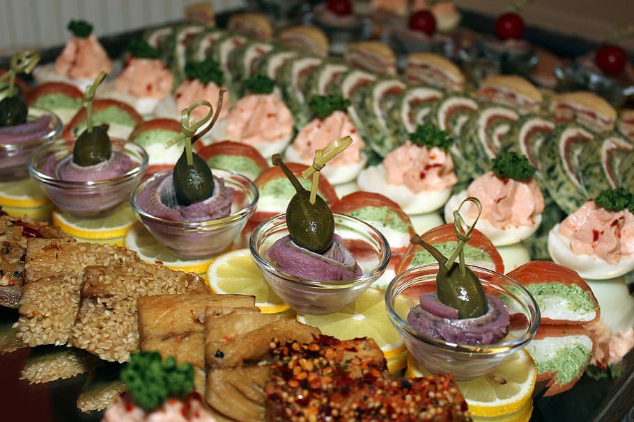 olives, bufet, bufet fred, deliciós, abundant, menjar, benefici de, nutrició, frisch, trossos, saludable, saborós, és clar, menjar i beguda, frescor, a l'interior, alimentació saludable, placa, natura morta, llest per menjar, fruita, cap gent, primer pla, taula, benestar, vegetals, carn, herba, vista d’angle alt, elecció, mida de la porció, enfocament selectiu, decorar, safata, luxe, temptació, 5K