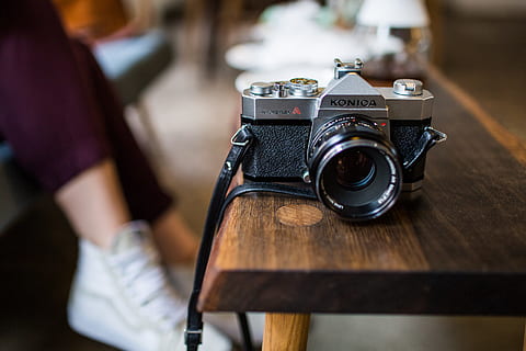 селективный, сфокусировать фотографию, камера konica dslr, Таблица, черный, серый, камера konica slr, сновидение, фильм, Konica, камера, ножка, люди, человеческая рука, Музыка, в помещении, часть человеческого тела, ребенок, музыкальный инструмент, девочки, темы фотографии, дерево - материал, камера - фотографическое оборудование, в стиле ретро, технология, крупный план, античный, один человек, сосредоточиться на переднем плане, выборочный фокус, для взрослых, фотографирование, деятельность, развлекательная деятельность, занятие, человеческая конечность, фотограф, 2K, CC0, общественное достояние, роялти бесплатно
