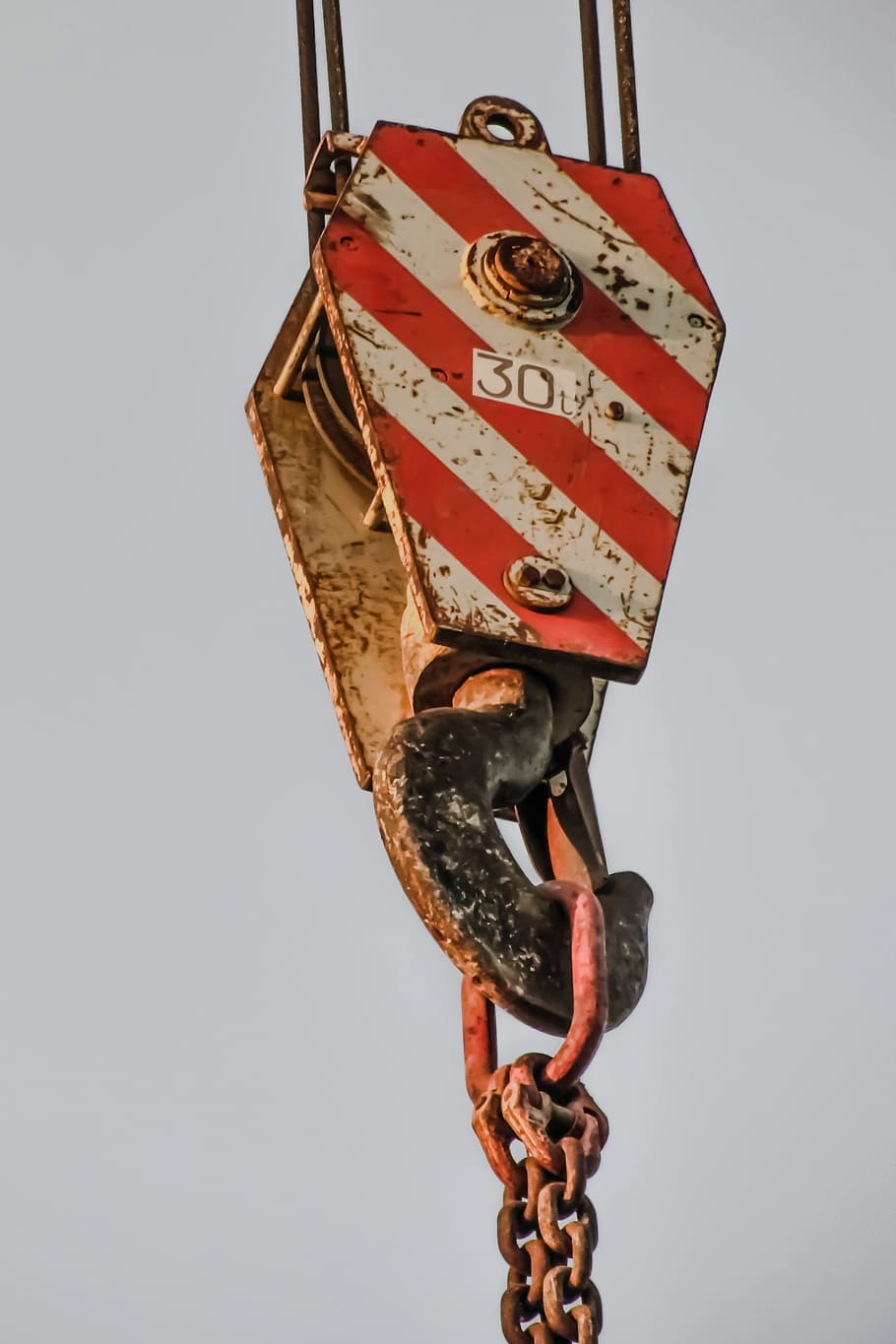 gru, sollevamento, gancio, macchina pesante, ingegneria, metallo, sospeso, sicurezza, comunicazione, protezione, testo, serratura, lucchetto, nessuno, arrugginito, avvicinamento, girato in studio, in casa, Inquadratura dal basso, sceneggiatura occidentale, emozione, copione, sfondo bianco, natura morta, 2K