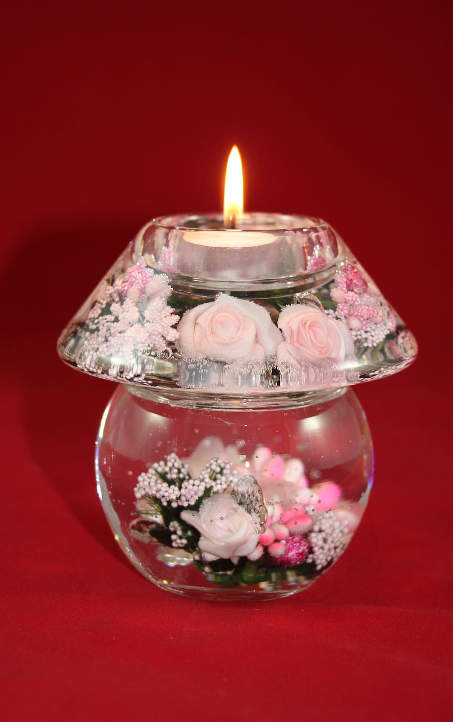 llum, llum de taula, vela, ambient, decoració, humor, deco, romanç, romàntic, atmosfera, tarda, decoratiu, espelmes, vermell, flors, il·luminació, glaskugeln, cremant, tir de l'estudi, fons de colors, foc, a l'interior, flama, cap gent, primer pla, celebració, naturalesa, menjar i beguda, festa, il·luminat, foc - fenomen natural, riquesa, luxe, motiu floral, 4K