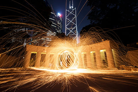 fotografia di lana d'acciaio, scintille, luce, fuoco, fiamme, calore, azione, persona, uomo, giallo, fuochi d'artificio, notte, impressionante, vista notturna, Hong Kong, illuminato, movimento, città, lunga esposizione, lampione, movimento sfocato, architettura, raggiante, lana filo, natura, struttura costruita, cultura artistica e intrattenimento, Filatura, velocità, all'aperto, celebrazione, evento, nessuno, cielo, fuoco d'artificio, Fuochi artificiali, fuochi d'artificio - Oggetto creato dall'uomo, 5K, CC0, dominio pubblico, privo di copyright