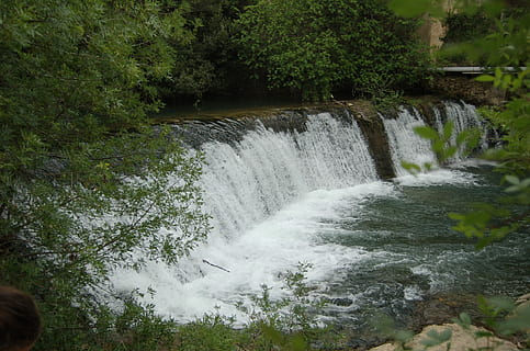 naturalesa, caiguda, riu, caure, riu, moviment, cap gent, aigua, cascada, exposició llarga, arbre, bellesa a la natura, planta, escenics - natura, aigua que flueix, bosc, moviment borrós, dia, terra, creixement, escena no urbana, poder, que flueix, poder a la natura, a l'aire lliure, caient aigua, selva tropical, 1080P, CC0, domini públic, lliure de regalies