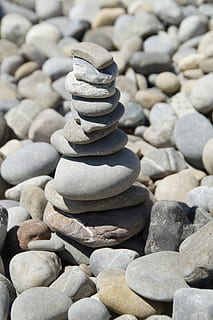 sten, sten tårn, stak, stablet, varde, tårn, balance, lagdelt, grå, stabilitet, stablet sammen, meditation, rullesten, zen, lempelse, hvile, sten - objekt, rock-objekt, zen-lignende, natur, rolig scene, bunke, harmoni, stable rock, ingen mennesker, arrangement, sten-, solid, klippe, stor gruppe af objekter, jord, sollys, dag, overflod, strand, tekstureret, tæt på, udendørs, 5K, CC0, offentligt domæne, royaltyfrie