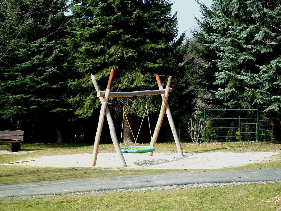 hřiště, houpačka, zařízení, hrát si, Skála, děti, strom, nikdo, venku, závěsný, tráva, voda, Příroda, den, rostlina, růst, zelená barva, absence, park, prázdný, přistát, klid, zařízení pro slide - play, park - člověk dělal prostor, les, stavba, slunečního světla, architektura, venkovní herní zařízení, 2K