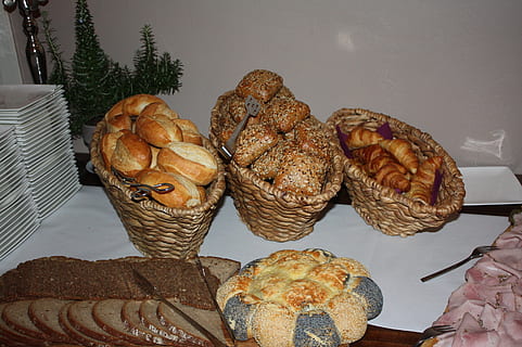 rulle, brød, buffet, morgenmad, morgenbuffet, brunch, spise, mad, Bagværk, bageri, bagt, gourmet, friskhed, mad og drikke, stilleben, bord, indendørs, ingen mennesker, klar til at spise, valg, høj vinkel visning, velvære, tæt på, kød, variation, plade, overbærenhed, stor gruppe af objekter, sund kost, fristelse, fransk mad, 2K, CC0, offentligt domæne, royaltyfrie