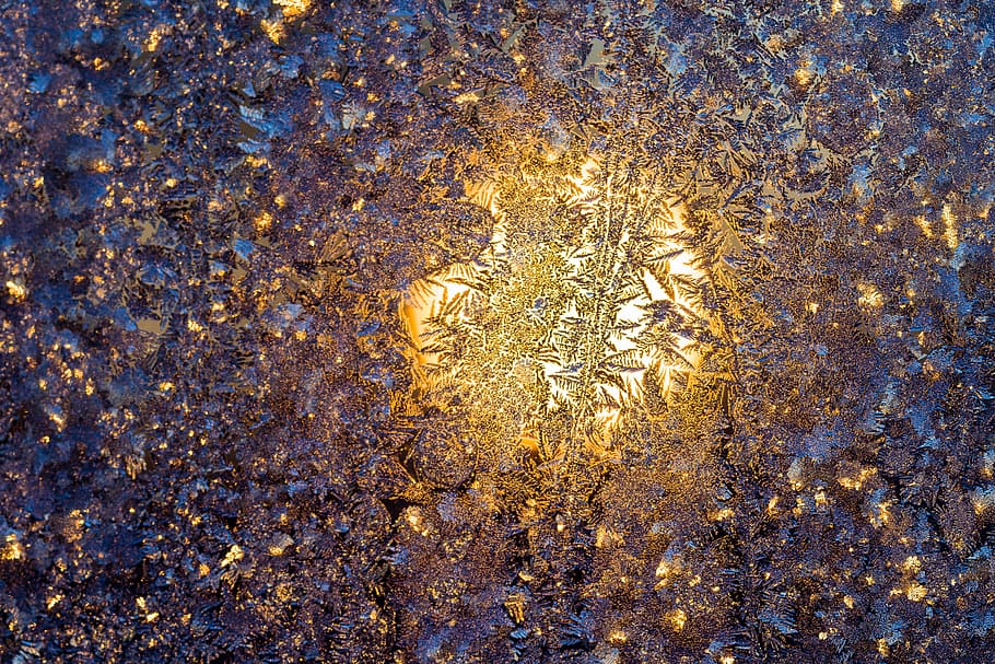 foto, fulles, durant el dia, sol, hivern, disc, gel, eiskristalle, gelades, llum de fons, sortida del sol, vidre, fons, metàl·lic, resum, brillant, marc complet, cap gent, naturalesa, patró, textura, dia, vista d’angle alt, primer pla, a l'aire lliure, color daurat, aigua, reflexió, equips d’il·luminació, il·luminat, temperatura de fred, 5K