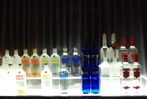 barra, vodka, alcohol, begudes, còctel, ampolla, contenidor, gran grup d'objectes, elecció, a l'interior, cap gent, natura morta, en fila, variació, costat a costat, abundància, beure, refresc, menjar i beguda, vidre - material, arranjament, ordre, prestatge, col · lecció, 4K, CC0, domini públic, lliure de regalies