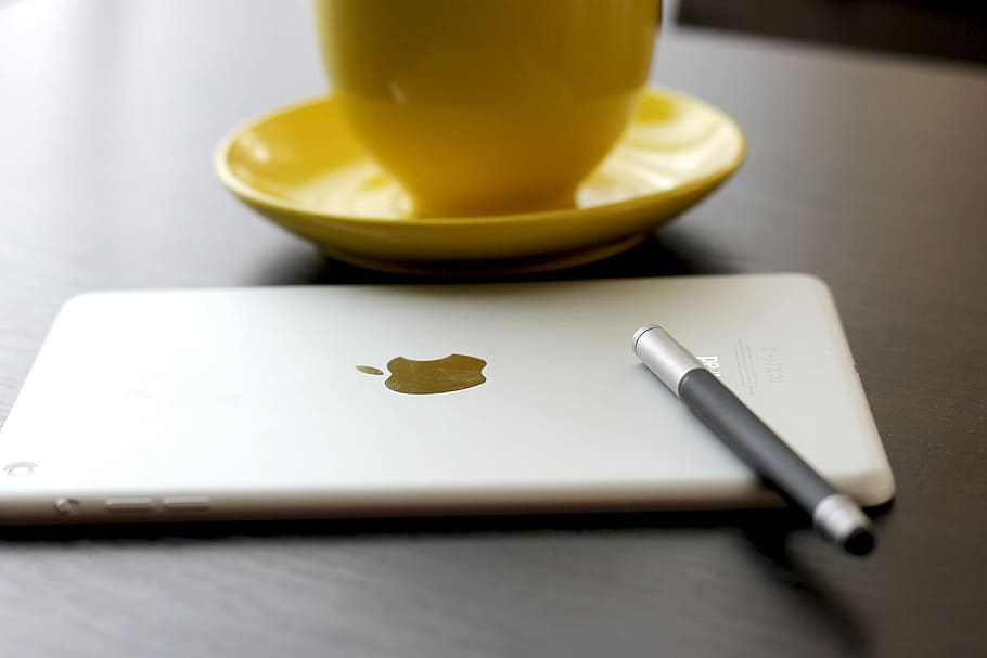argento ipad, giallo, ceramica, tazza di tè, nero, penna, ipad, mii, tazza, tavoletta, dispositivo, in casa, nessuno, avvicinamento, giorno, cibo e bevande, tavolo, cibo, piattino, carta, assenza, attività commerciale, piatto, vista dall'alto, gruppo di oggetti, vasellame, utensile da cucina, messa a fuoco selettiva, ciotola, piccolo gruppo di oggetti, 4K