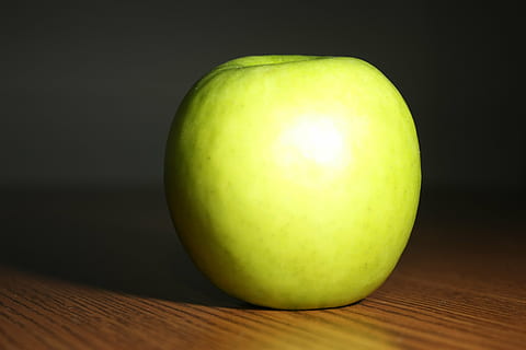 poma, verd, fruita, alimentació saludable, menjar i beguda, menjar, benestar, frescor, sol objecte, a l'interior, taula, material de fusta, primer pla, fruita de poma, color verd, cap gent, tir de l'estudi, pomera de granny smith, fons negre, fons de colors, natura morta, gra de fusta, menjar vegetarià, 4K, CC0, domini públic, lliure de regalies