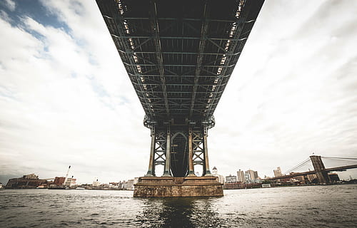 niedrig, Winkel Fotografie, Manhattan Bridge, Brücke, Fluss, unter, Stadtbild, die Architektur, Stadt, Brücke - künstliche Struktur, wolke - himmel, Transport, Wasserfahrzeug, gebaute Struktur, Reiseziele, Himmel, Wasser, Verbindung, Ufergegend, Natur, Reise, Flachwinkelansicht, keine Leute, Tourismus, draußen, große Höhe, Bürogebäude außen, Wolkenkratzer, Bucht, 4K, CC0, gemeinfrei, lizenzfrei