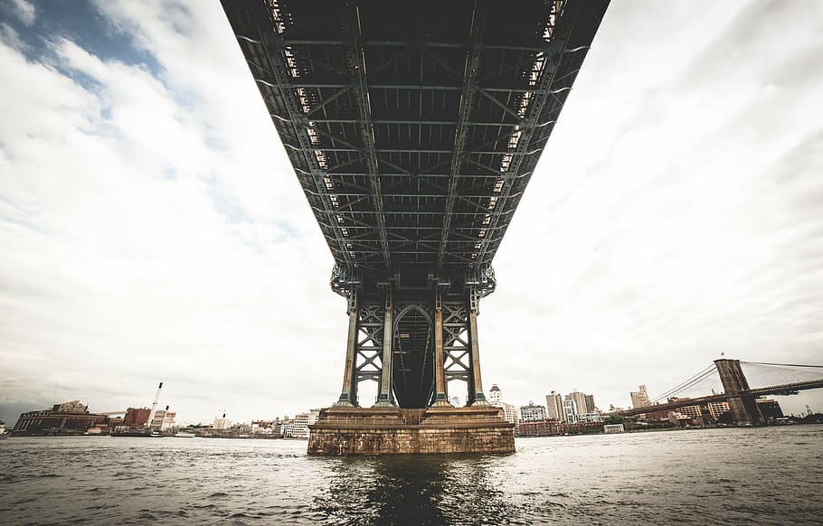 niedrig, Winkel Fotografie, Manhattan Bridge, Brücke, Fluss, unter, Stadtbild, die Architektur, Stadt, Brücke - künstliche Struktur, wolke - himmel, Transport, Wasserfahrzeug, gebaute Struktur, Reiseziele, Himmel, Wasser, Verbindung, Ufergegend, Natur, Reise, Flachwinkelansicht, keine Leute, Tourismus, draußen, große Höhe, Bürogebäude außen, Wolkenkratzer, Bucht, 4K