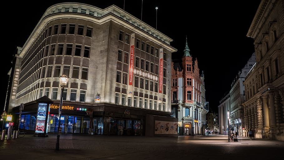 Leipzig, ciutat, nit, exterior de l'edifici, arquitectura, estructura construïda, il·luminat, carrer, persones incidentals, edifici, cel, transport, vista d’angle baix, naturalesa, a l'aire lliure, destinacions de viatge, història, vida de ciutat, el passat, carretera, direcció, 5K