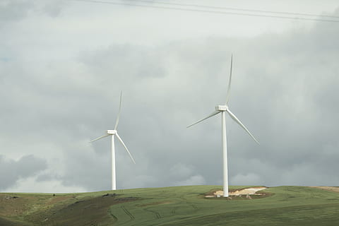 moara de vant, nori, fermă, vânt, moară, agricultură, iarbă, mediu rural, mediu inconjurator, cultură, energie, turbină eoliană, turbină, Putere eoliana, combustibil și generarea de energie electrică, energie regenerabila, Energie alternativa, conservarea mediului, peisaj, camp, teren, cer, tehnologie, natură, rural, zi, nor - cer, frumusețe în natură, nici o persoana, în aer liber, resurse durabile, putere în natură, 5K, CC0, domeniu public, fără drepturi de autor
