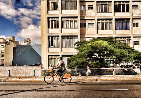 Person, Reiten, Fahrrad, tagsüber, Mann, Orange, Cruiser-Bike, Beige, Gebäude, ｂｉｋｉｎｇ, Radfahren, draußen, städtische Szene, Transport, Menschen, Transportart, Stadt leben, Straße, Stadt, Männer, Gebäudehülle, gebaute Struktur, Tag, Farbbild, die Architektur, Nur ein Mann, Nur Männer, eine Person, Transportmittel, Landfahrzeug, Lebensstile, Baum, echte Menschen, Sport, Aktivität, Pflanze, 5K, CC0, gemeinfrei, lizenzfrei