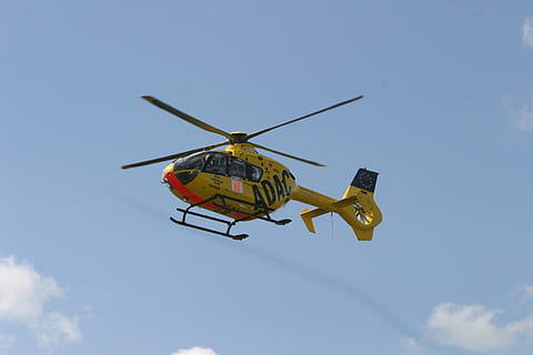 Hubschrauber, adac, Sicherheit, benutzen, Rettung, Transport, fliegend, Luftfahrzeug, Propeller, Luft, Himmel, Flugzeug, Transportmittel, Bewegung, Natur, in der Luft, Militär-, Feuerwehrmann, Unfälle und Katastrophen, draußen, Warnschild, Flachwinkelansicht, Tag, unterwegs, Zeichen, Luft-und Raumfahrtindustrie, menschliches Glied, 2K, CC0, gemeinfrei, lizenzfrei